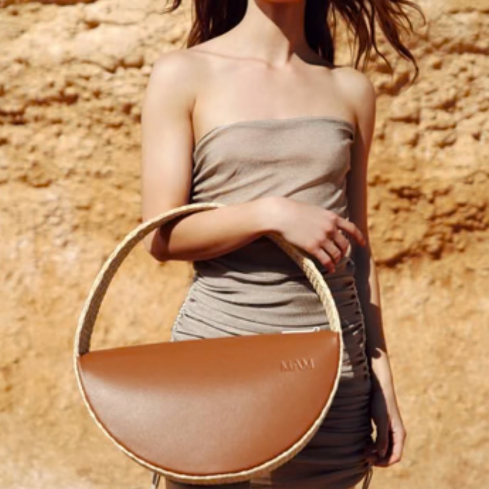 💐NWT MAM  Raffia Stylish Brown and Tan Woven Handbag. Sold out Medium size